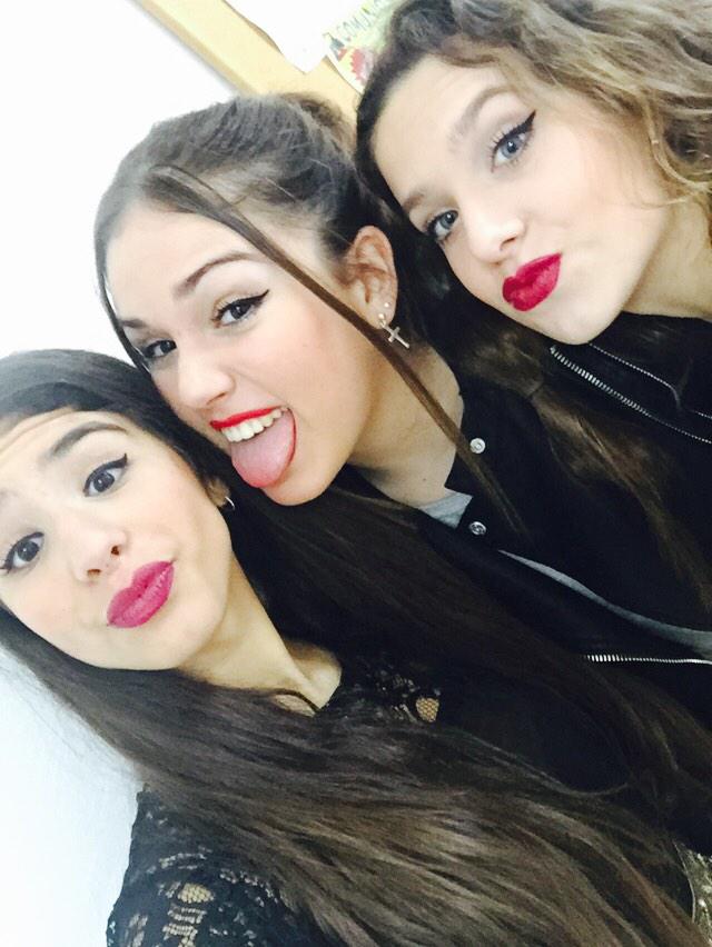 Beatrizsnd98's tweet photo. Super día 🙈😏👏🍻🎀👭💙👥 http://t.co/TLXvzz5VL2