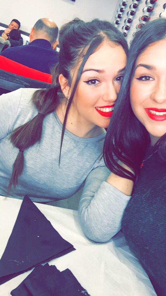 Beatrizsnd98's tweet photo. Super día 🙈😏👏🍻🎀👭💙👥 http://t.co/TLXvzz5VL2