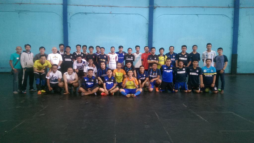 futsalICIbdg's tweet photo. Beda liga, tapi tetap menjadi hangat seusai pertandingan :)) // @CISCbandung / @ICI_Bandung http://t.co/GuuJ9q7dts