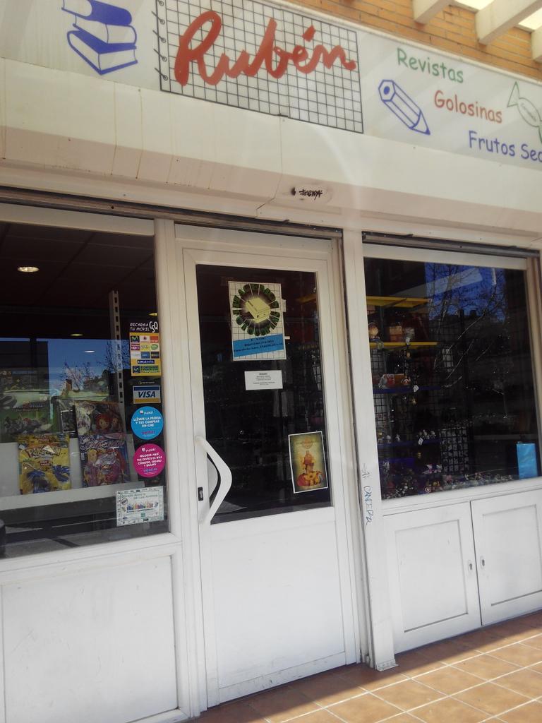 FeJacobo's tweet image. Nueva librería conquistada! El proceso es lento sin agente pero la expansión continúa. El detalle del cartel ilusiona