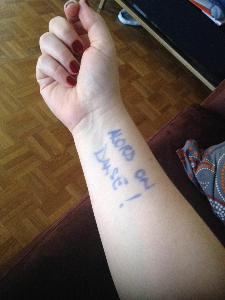 Sigmundelle's tweet photo. De l'alcool🍹, 1 feutre✒️, 1 chanson🎼 de #stromae et 1 photo au réveil #soirée #fête #alcool 😊 http://t.co/XAL5SawBHH