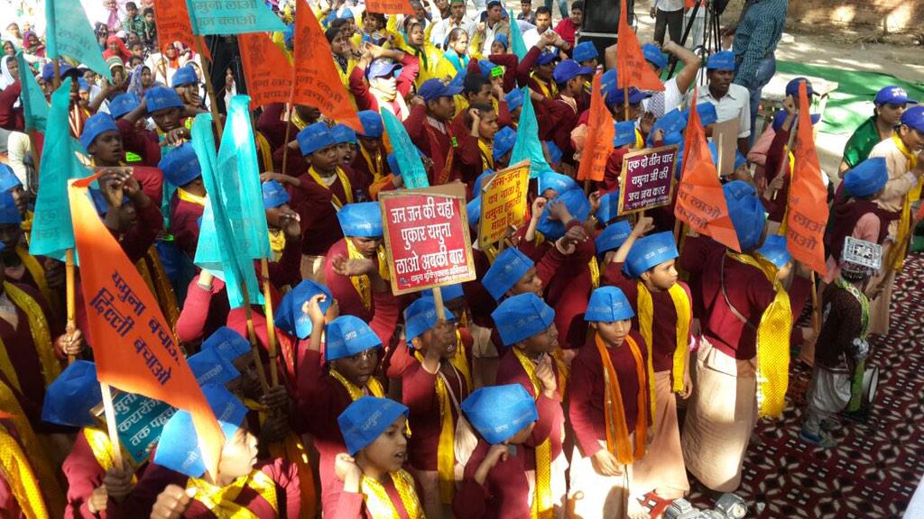 SaveYamunaRiver's tweet photo. Jantar Mantar rally begins with thunder. http://t.co/MUkDNVp5tn