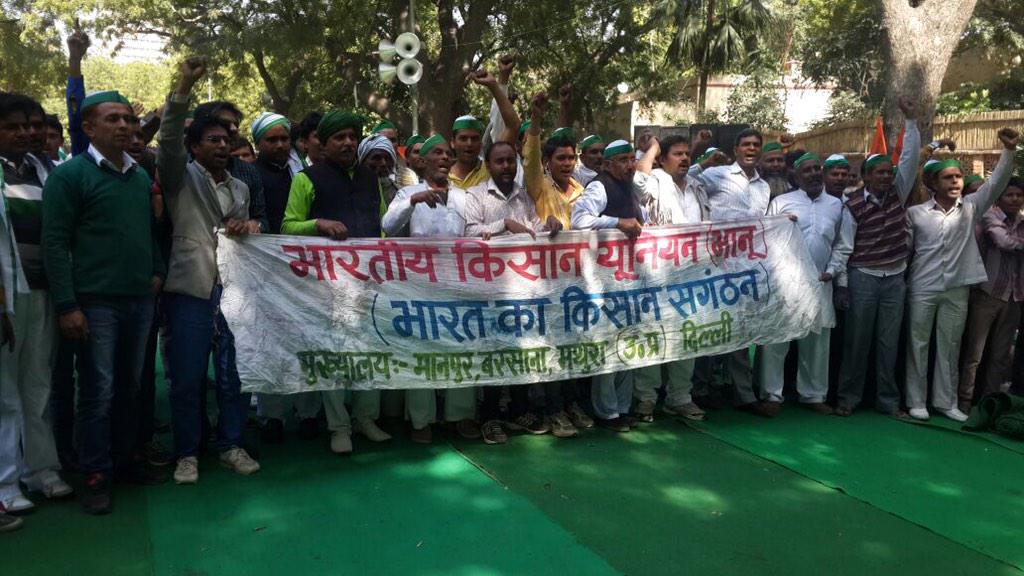 SaveYamunaRiver's tweet photo. Jantar Mantar rally begins with thunder. http://t.co/MUkDNVp5tn