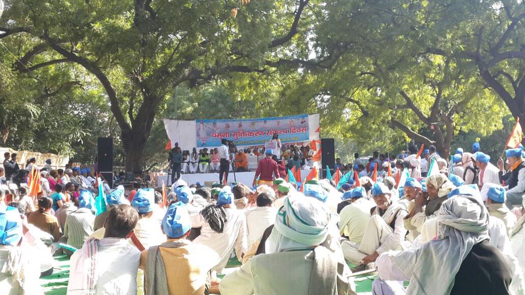 SaveYamunaRiver's tweet photo. Jantar Mantar Warning Rally Feb 22, 2015. People gathered in large numbers. http://t.co/dZuHTKUiBu