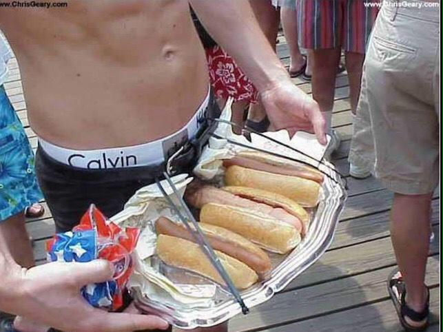 S-a impuscat in penis in timp ce jefuia o taraba cu hot dog