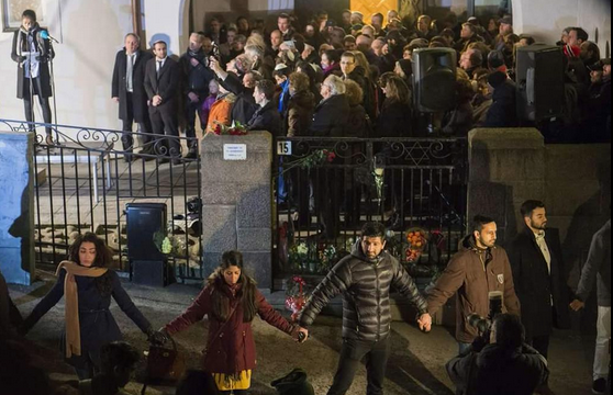 YaLa_YL's tweet image. 1,000 young Muslims formed a symbolic &quot;peace ring&quot; around Oslo synagogue  #WeRefuseToBeEnemies #ThereIsAnotherWay