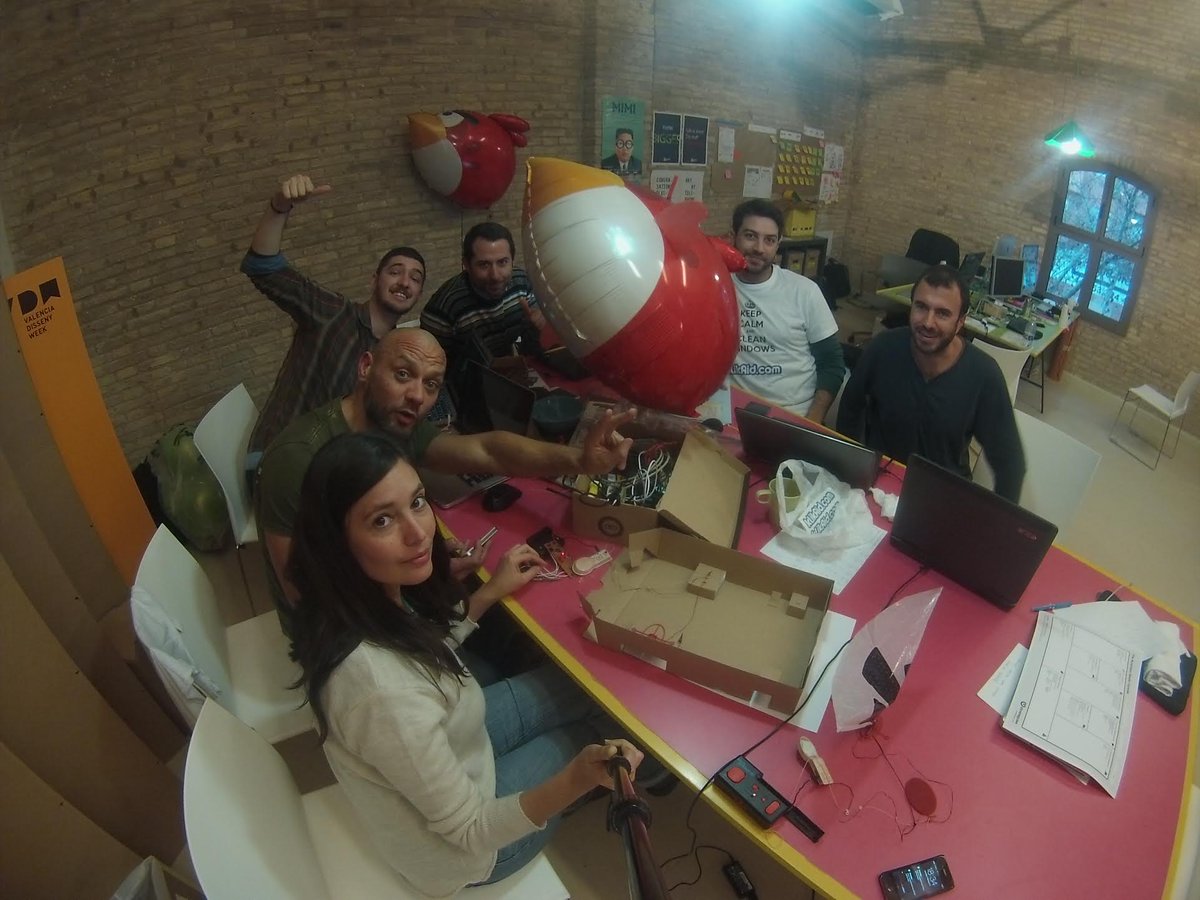 AirSwimmersRace's tweet photo. Ya estamos en el aire!! #WinterHackVLC! @lasnaves http://t.co/re0TNkscar