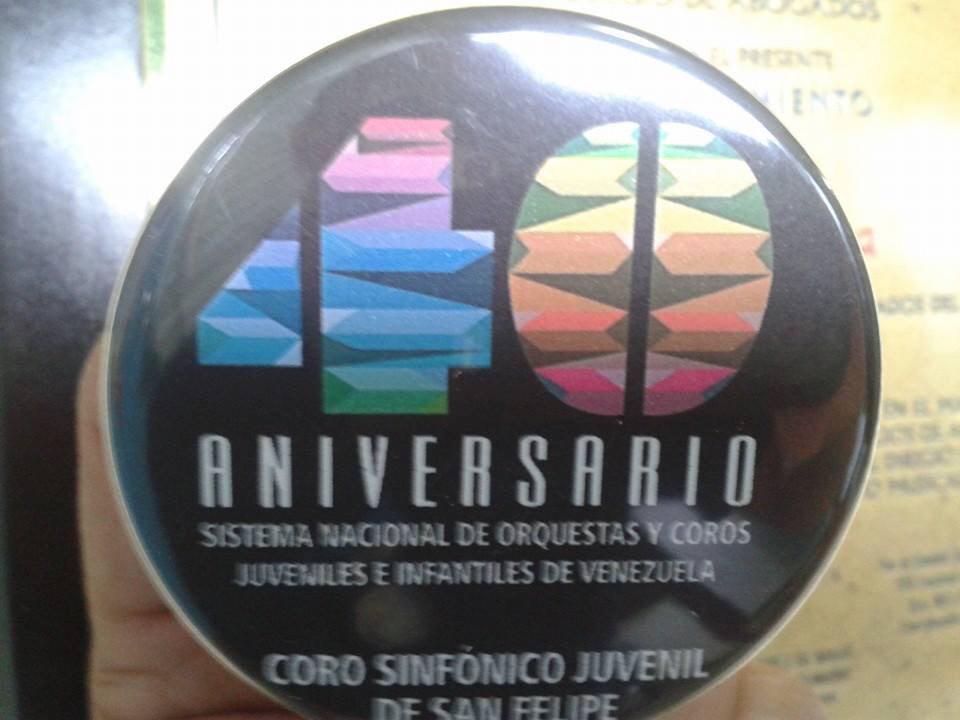 Lista nuestra chapa de celebración del aniversario #ElSistemaCumple40