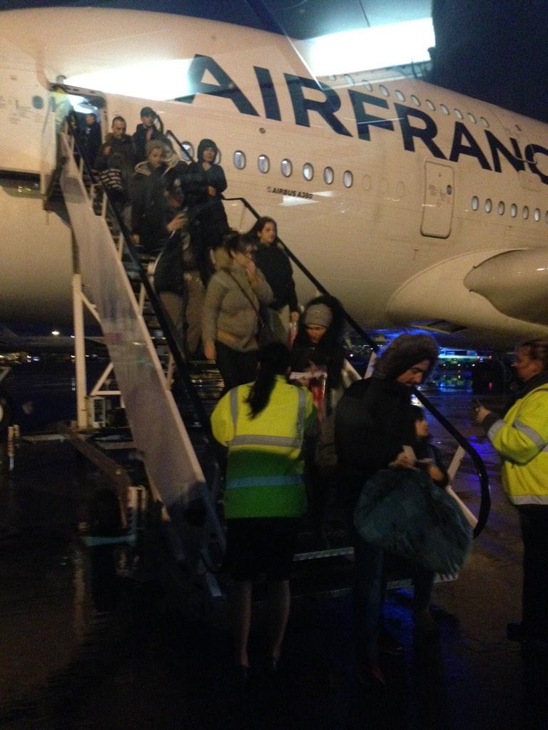 mikjos's tweet image. Evacuation des 440 passager de l'A380 vol AF007 JFK-CDG a Manchester apres 17h dans l'avion @BFMTV @afpfr @metronews