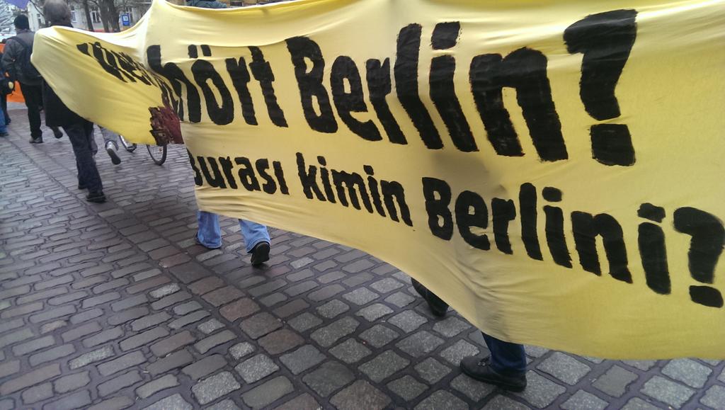 lamda14's tweet photo. 1450 #Berlin #BesetzenStattRäumen #bsr Demo läuft los! ca. 200 Leute http://t.co/pPYJKpLkk1