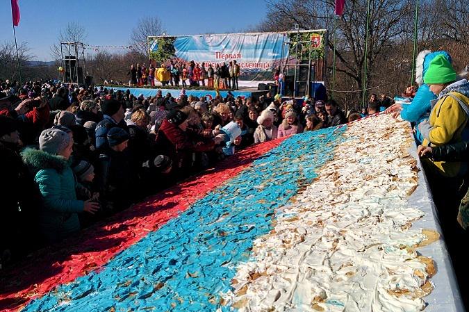 проводы зимы. народные масленичные гуляния. поджигают в россии  чучело на масленицу. масленица в крыму. широкая масленица.