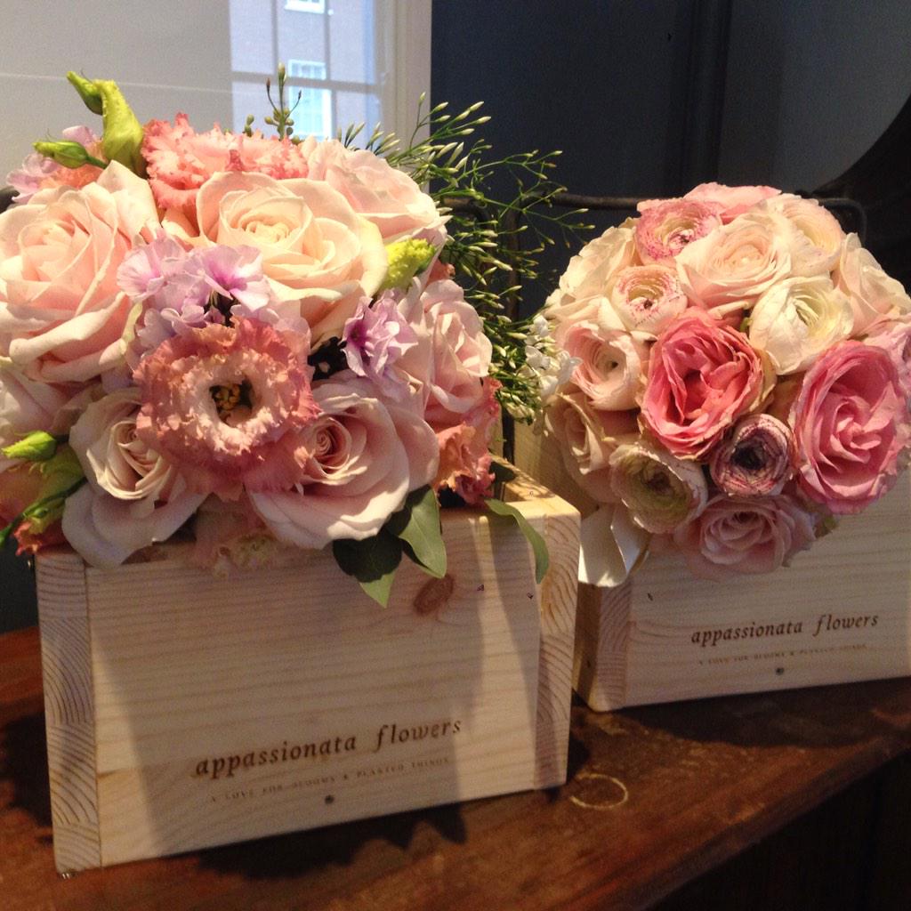 RebeccaLawless's tweet photo. In awe of these beauts that Ruth Monaghan from @appassionataflo just threw together in front of my eyes!#BASHprep http://t.co/P7uXHuj5y1