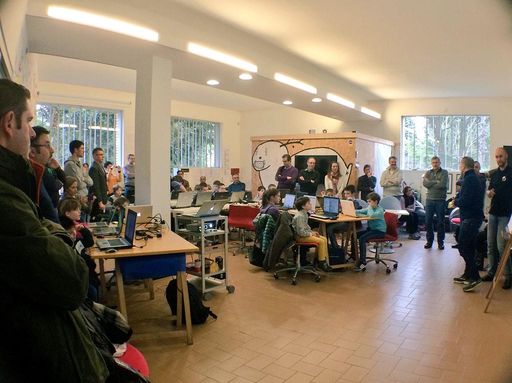 cowomodo's tweet image. Partiti con il @CoderdojoFVG! @giariv e i mentor insegnano la #programmazione a 25 bimbi #CoderDojoFVG