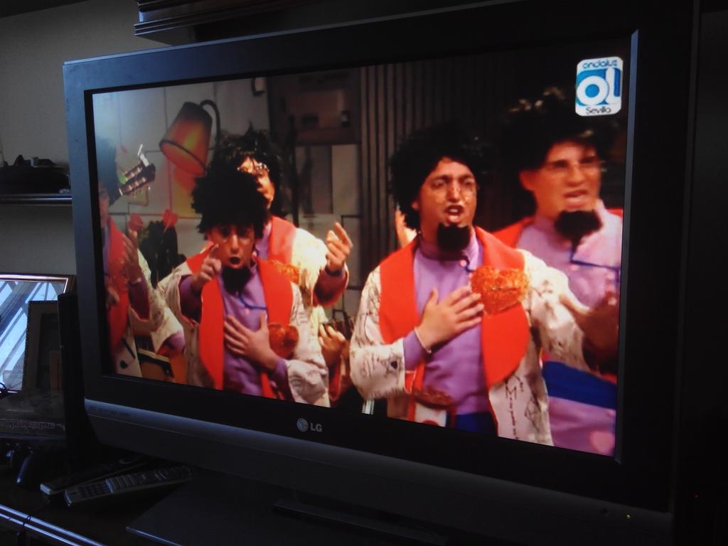 MoiPbh's tweet photo. Viendo la redifusión de la @comparsadegines en el #CarnavaldeGines por @OndaluzSevilla ¡Son muy Grandes! http://t.co/B8tXzWU2Ff