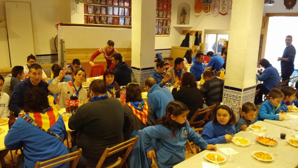 FallaMestreLope's tweet photo. Comida en el casal con cumpleaños del delegado de deportes incluido! Y ahora, a la #Crida2015! #fallesarecoming http://t.co/K90SdQ5Ygg
