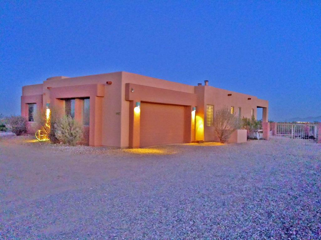 centerlinewraps's tweet photo. Putting the house up for sale.  #horse #stables #forsale #tucson #Arizona #tarmls #realtor http://t.co/0isT98Wrb2