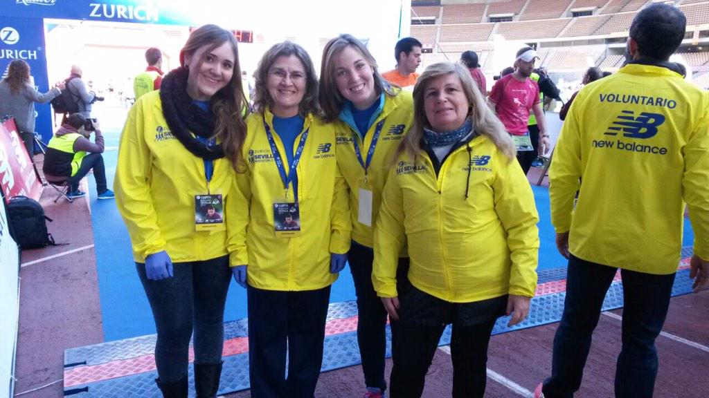 MaratonSevilla's tweet photo. Lo de nuestros voluntarios es increíble. 11.500 veces gracias!!! http://t.co/gtt7UenMS1