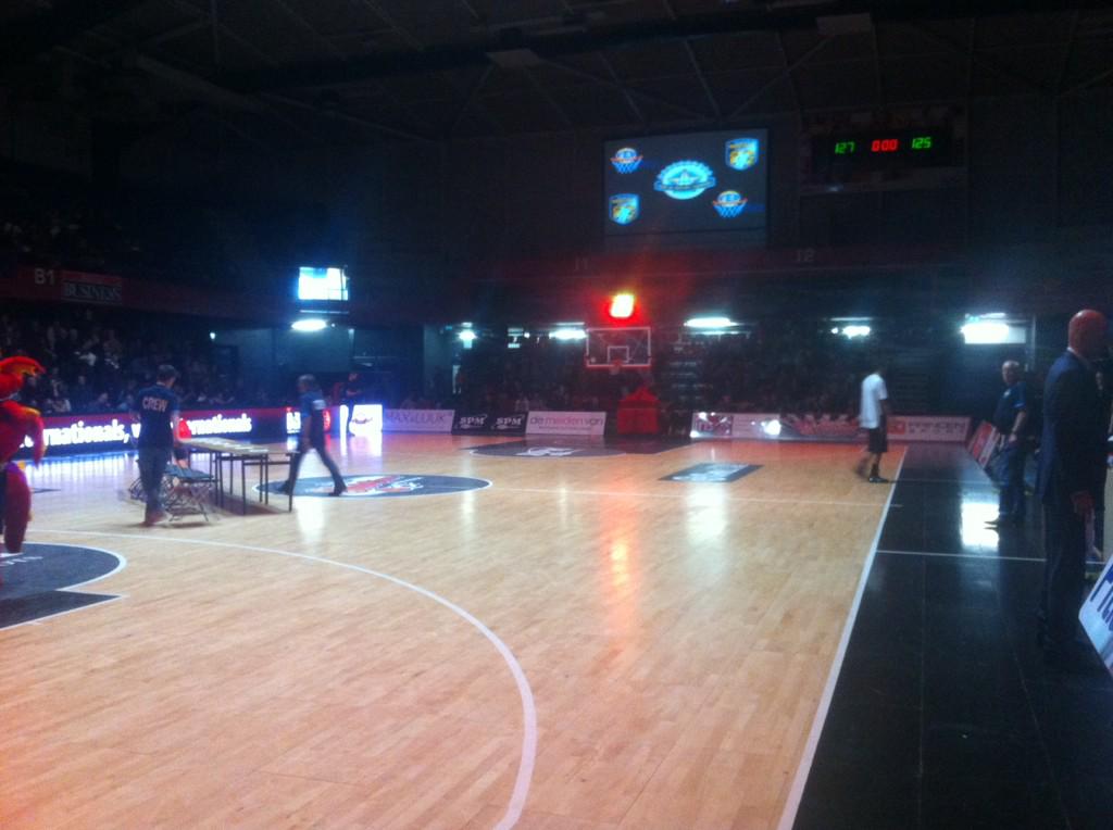 AllStarGala's tweet photo. DUNKCONTEST! We maken ons klaar voor de eerste ronde van de dunkcontest! #AllStarGala2015 http://t.co/MjuXEmzHcj