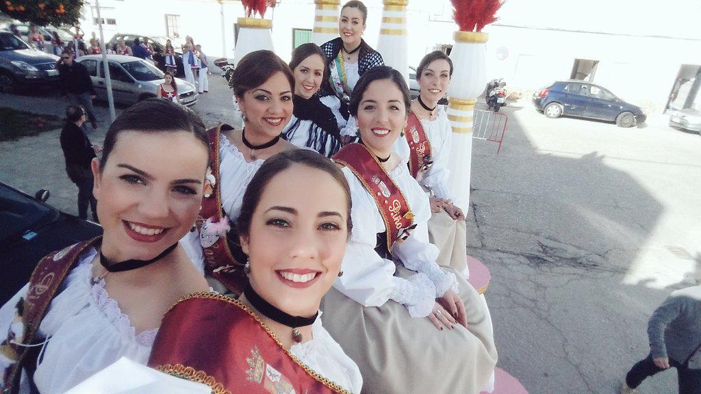 MarinaCorona_'s tweet photo. Vamono que nos vamoooo!! @LuciaFerGo @MariaMovellan @albamoreno_92 @AliiMacho @BBegoSanch @MenXusXica http://t.co/URqUhlFPTp