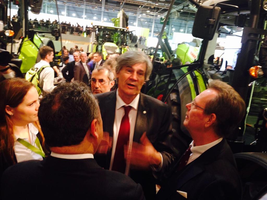 CLAASFrance's tweet photo. "On est très fiers d'avoir une usine comme CLAAS au Mans", @SLeFoll en visite de notre stand #sima_paris http://t.co/DugF0ZB1Fo