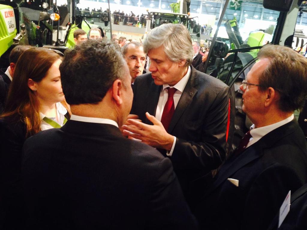 CLAASFrance's tweet photo. "On est très fiers d'avoir une usine comme CLAAS au Mans", @SLeFoll en visite de notre stand #sima_paris http://t.co/DugF0ZB1Fo