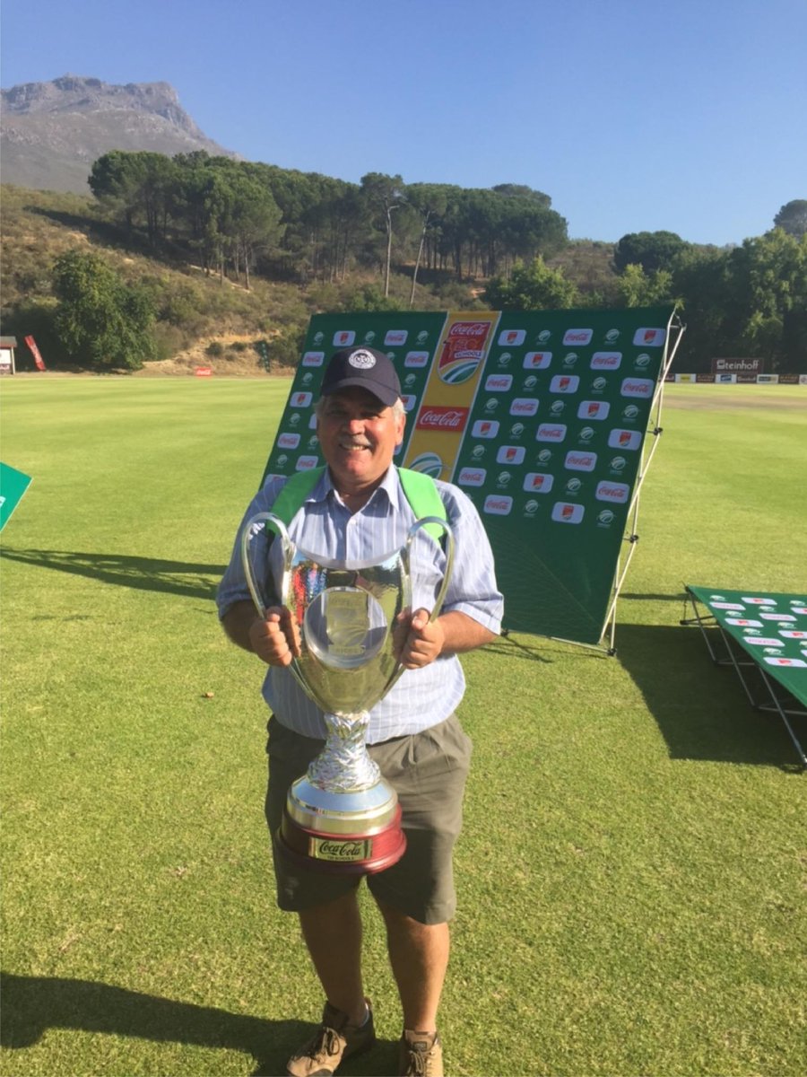 Menlo Krieket in Stellenbosch Menlopark is die algehele wenners!  Geluk: Hoof, afrigters, spankaptein en kampioenspan