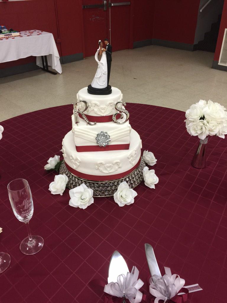 krieshashepher's tweet photo. His nd her cake nd us clowin be for tha wedding!!! http://t.co/8fVcC1Fsg6