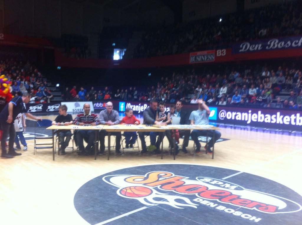AllStarGala's tweet photo. DUNKCONTEST! Een speciale jury met (oud-)internationals en fans. #AllStarGala2015 http://t.co/Mavg7JoZYj