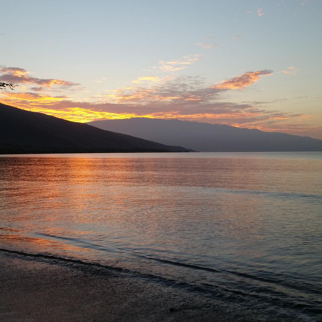 kervinyip's tweet photo. Sunrise at camp http://t.co/PU5EkOLTDu