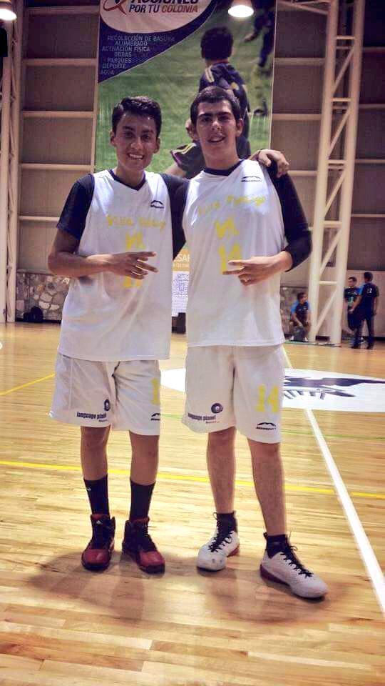 AaronVargas97's tweet photo. #Hermano #basketball 🏀👌 http://t.co/cq8b4CwaGp