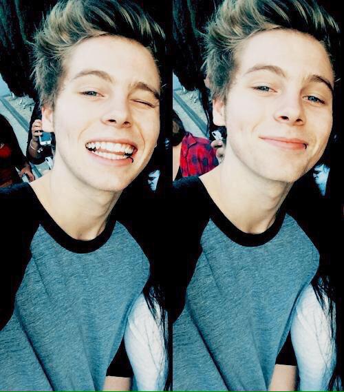worldemblem3's tweet image. Eu vou postar 100 fotos, se cada uma tiver 10 RTs, vão ser mais mil votos!             #KCA #vote5sos 2/100