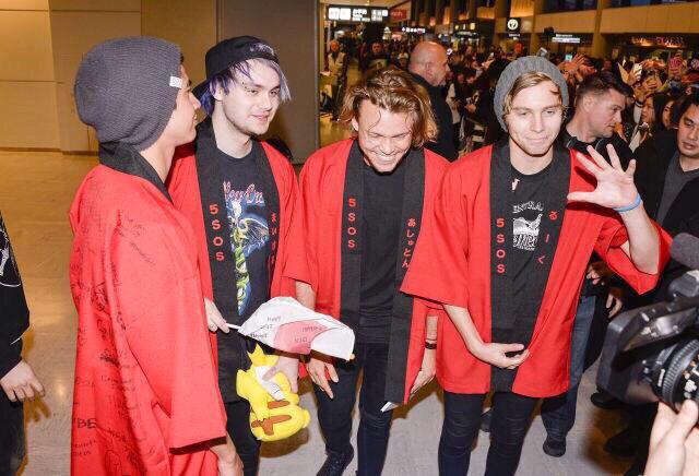 worldemblem3's tweet image. Eu vou postar 100 fotos, se cada uma tiver 10 RTs, vão ser mais mil votos!             #KCA #vote5sos 4/100