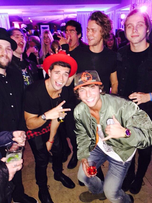 worldemblem3's tweet image. Eu vou postar 100 fotos, se cada uma tiver 10 RTs, vão ser mais mil votos!             #KCA #vote5sos 17/100