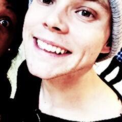 worldemblem3's tweet image. Eu vou postar 100 fotos, se cada uma tiver 10 RTs, vão ser mais mil votos!             #KCA #vote5sos 11/100