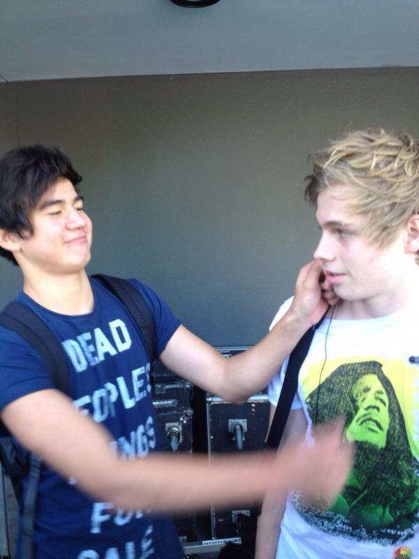 worldemblem3's tweet image. Eu vou postar 100 fotos, se cada uma tiver 10 RTs, vão ser mais mil votos!             #KCA #vote5sos 14/100