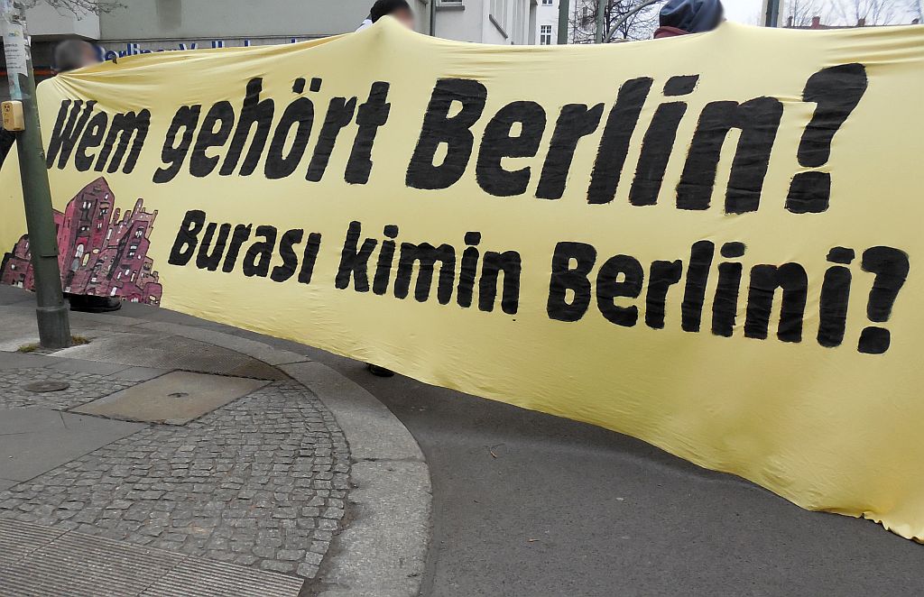 fluxusx's tweet photo. #BesetzenStattRäumen Demo zu den #Beermannstr Häusern, die für antiquiert. Mobilitätskonzept abgerissen werden sollen http://t.co/nvc9RokEmA