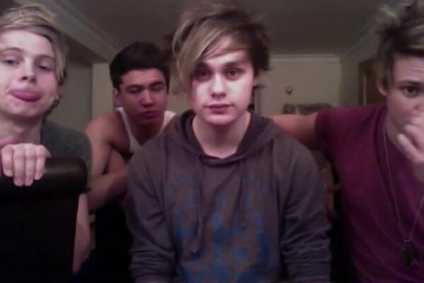 worldemblem3's tweet image. Eu vou postar 100 fotos, se cada uma tiver 10 RTs, vão ser mais mil votos!             #KCA #vote5sos 16/100