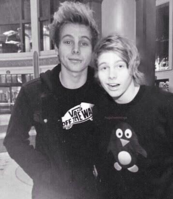 worldemblem3's tweet image. Eu vou postar 100 fotos, se cada uma tiver 10 RTs, vão ser mais mil votos!             #KCA #vote5sos 19/100