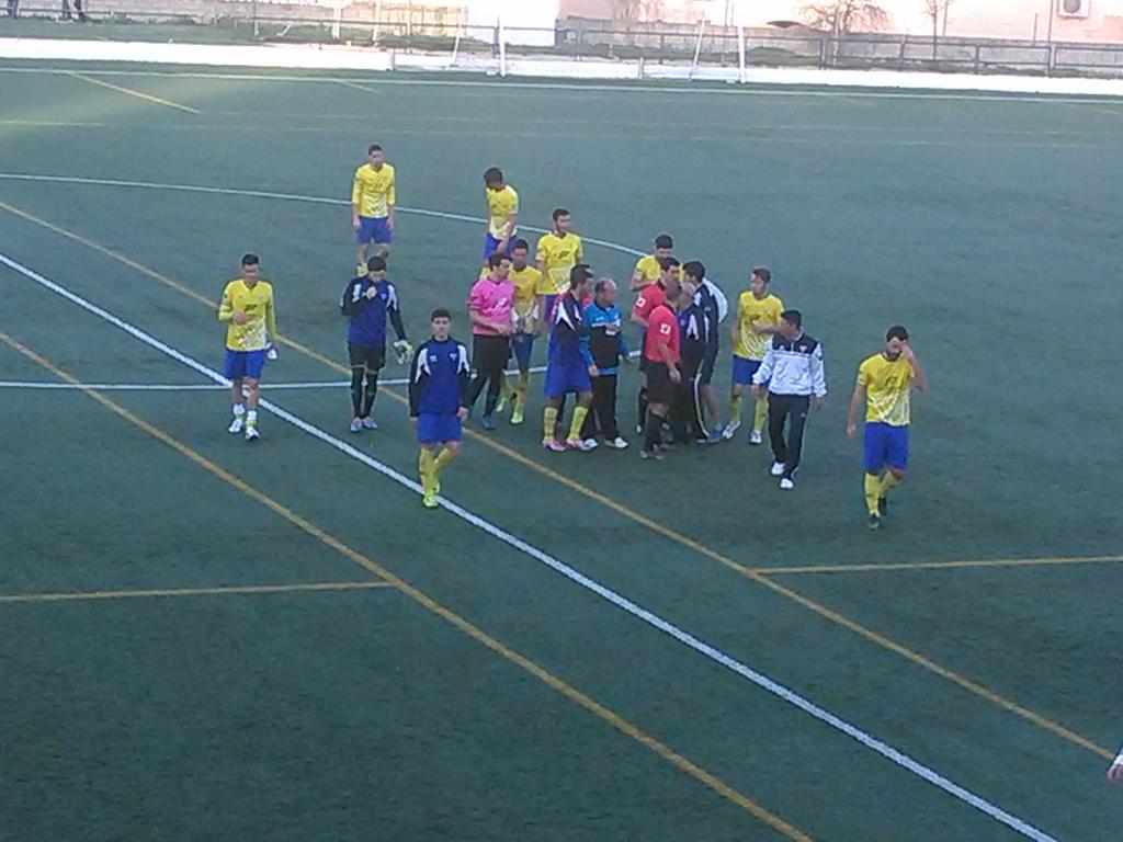fiebreauriazul's tweet photo. Final, @UD_Tomares 3 Algabeño 1,nuevo triunfo de los de Che que le mantienen en la zona se ascenso e invictos en casa http://t.co/HgQk3Spnl5