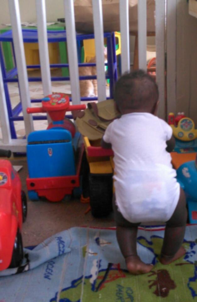 Myra_Oren_Iishi's tweet image. Sooooo obviously he got bored with crawling in just two weeks. #6Months #pullingup #iamnotready