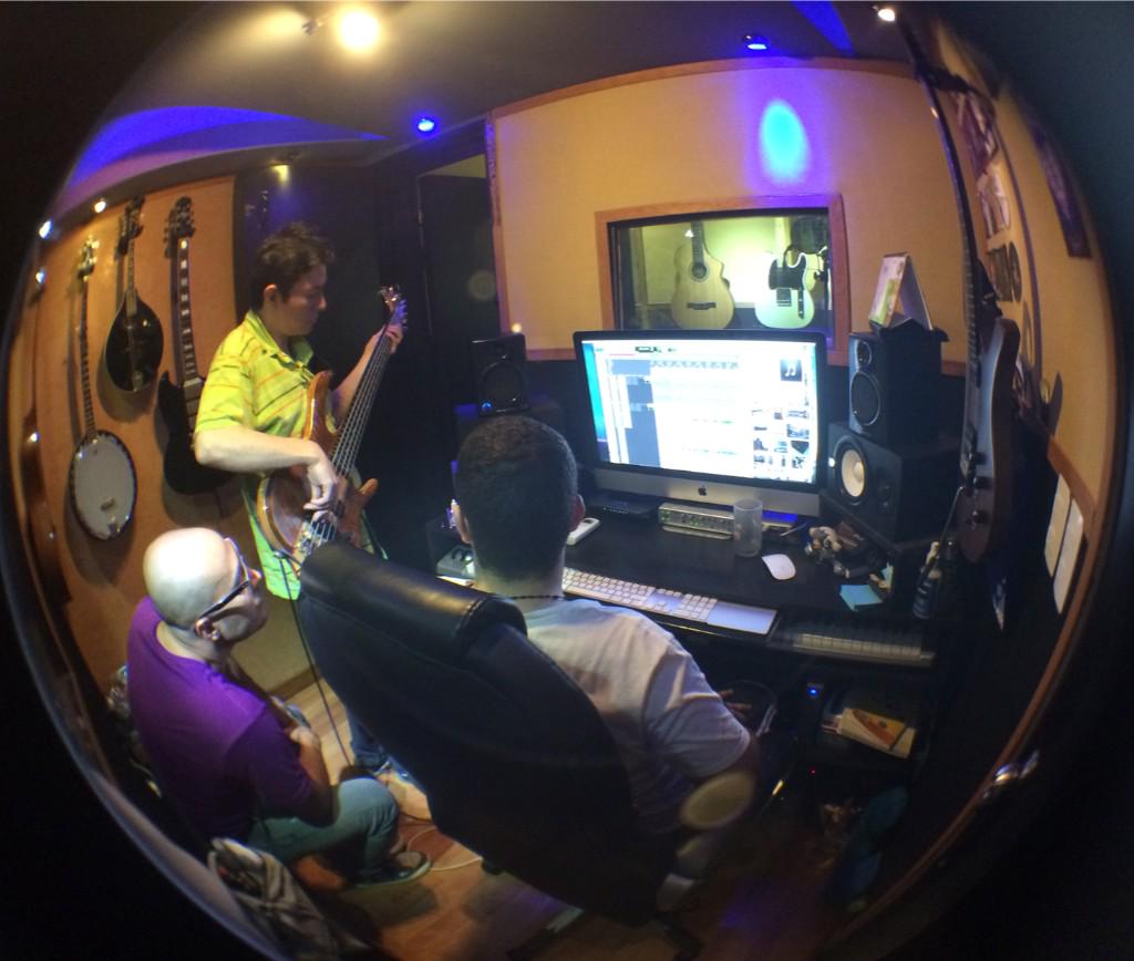 Nebulosa_Music's tweet photo. @JHOMERmusic produciendo #Dame remix de @Sammy_Laz ft @nosoykaze401, grabación de bajos http://t.co/ja97yD3pWK