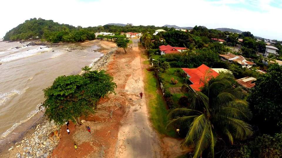 Bontikote's tweet image. Grandes marées en #Guyane, montée des eaux et dégats sur #Cayenne.
#Bontikoté