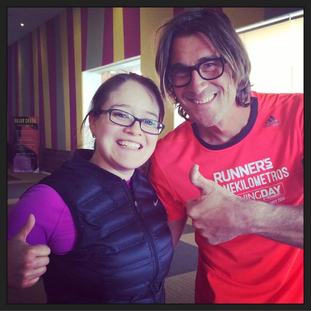 Judithterrez's tweet photo. Fingers up! @richroll @RunnersWorldMex #RunningDay15 http://t.co/gtUCSXZZ97