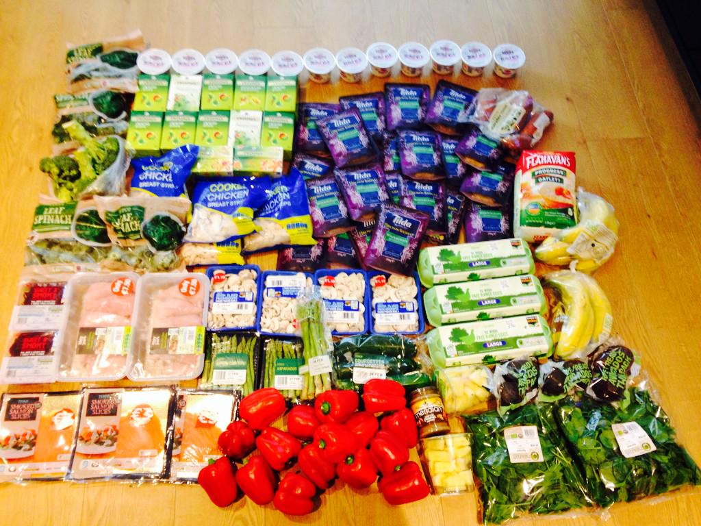 TomRose_SiS's tweet photo. Weekly food shop with my roomies @NaomiJMills and @JessLong_9 .....hell of a food prep game http://t.co/YboTNhRNkA