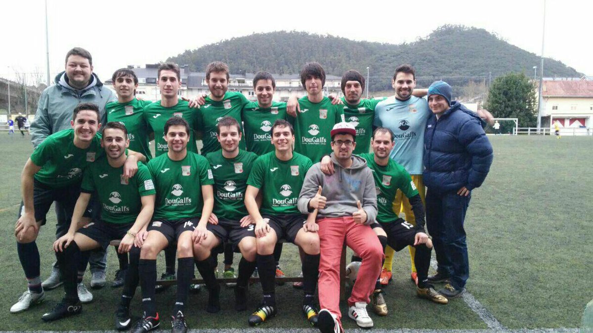 pinturasquimoF7's tweet photo. Foto del equipo tras la victoria de hoy #Louisiana #SuministrosGanaderosJuanjo #Eurocontrol @CervezaDougalls http://t.co/9l9lKsYWTe