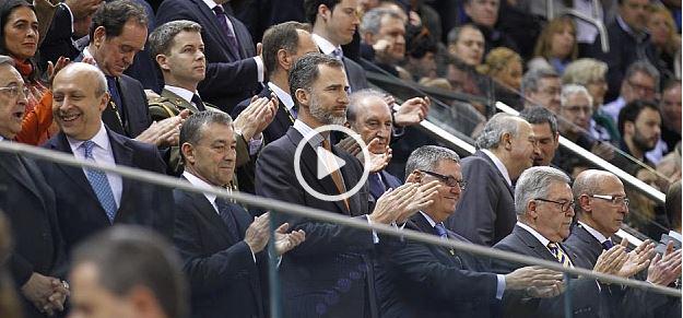 marca's tweet photo. MARCA TV | Los aplausos silencian a los pitos al Himno de España en la final de la #CopaACB ▶ http://t.co/Fir4iLVAL8 http://t.co/p4dGzx2Oex