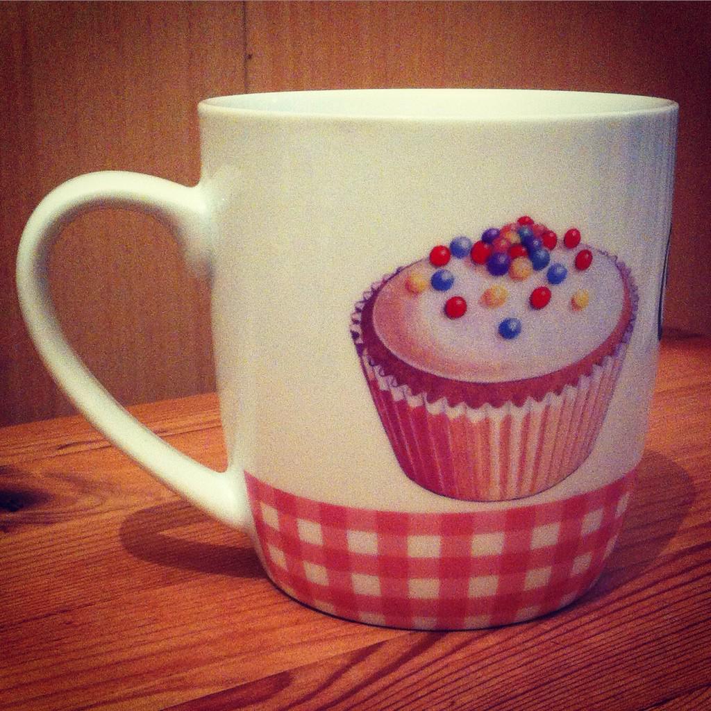 HolyFlaps's tweet photo. #CraftHour
#CakeWhore http://t.co/a9nRj5OAMK