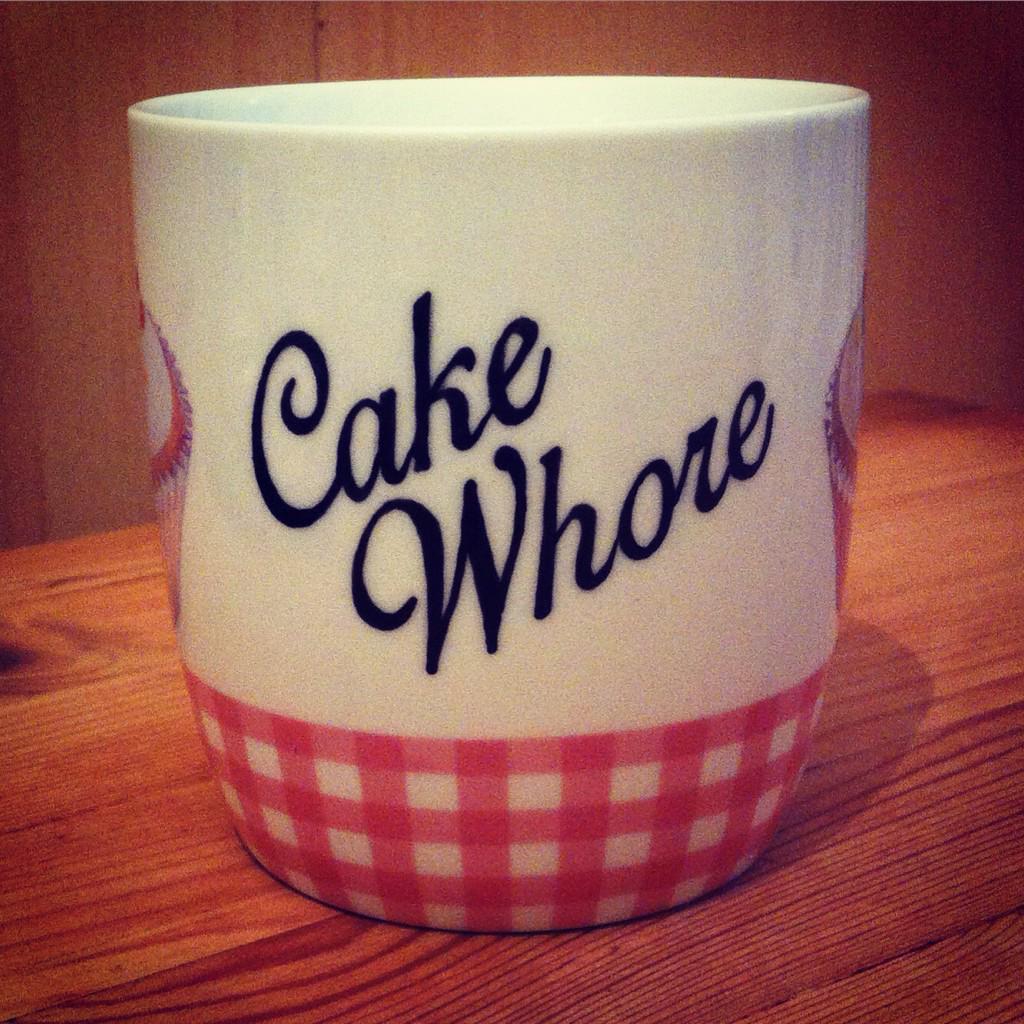 HolyFlaps's tweet photo. #CraftHour
#CakeWhore http://t.co/a9nRj5OAMK