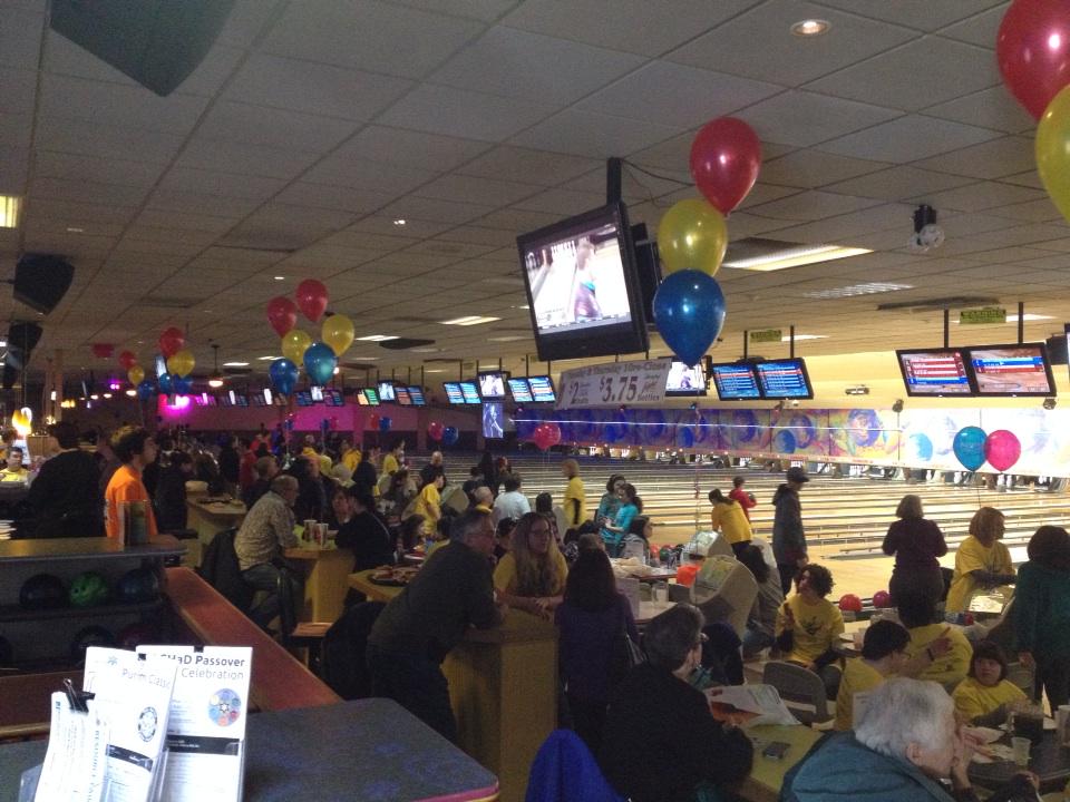 newmanteaches's tweet photo. #ACHaD #bowlingbonanza is packed & again a major success. Thx 2 all the #volunteers @KatzJCC http://t.co/YbdcFDa1Hh