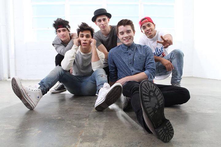 itsMNRFrance's tweet photo. Just imagine how happy they will be 😍 #MidnightRedOnTCAs #TeenChoice2K15MidnightRed http://t.co/T0rJcDUWuK